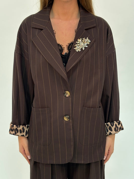 Susy Mix Giacca gessata con accessorio gioiello MARRONE