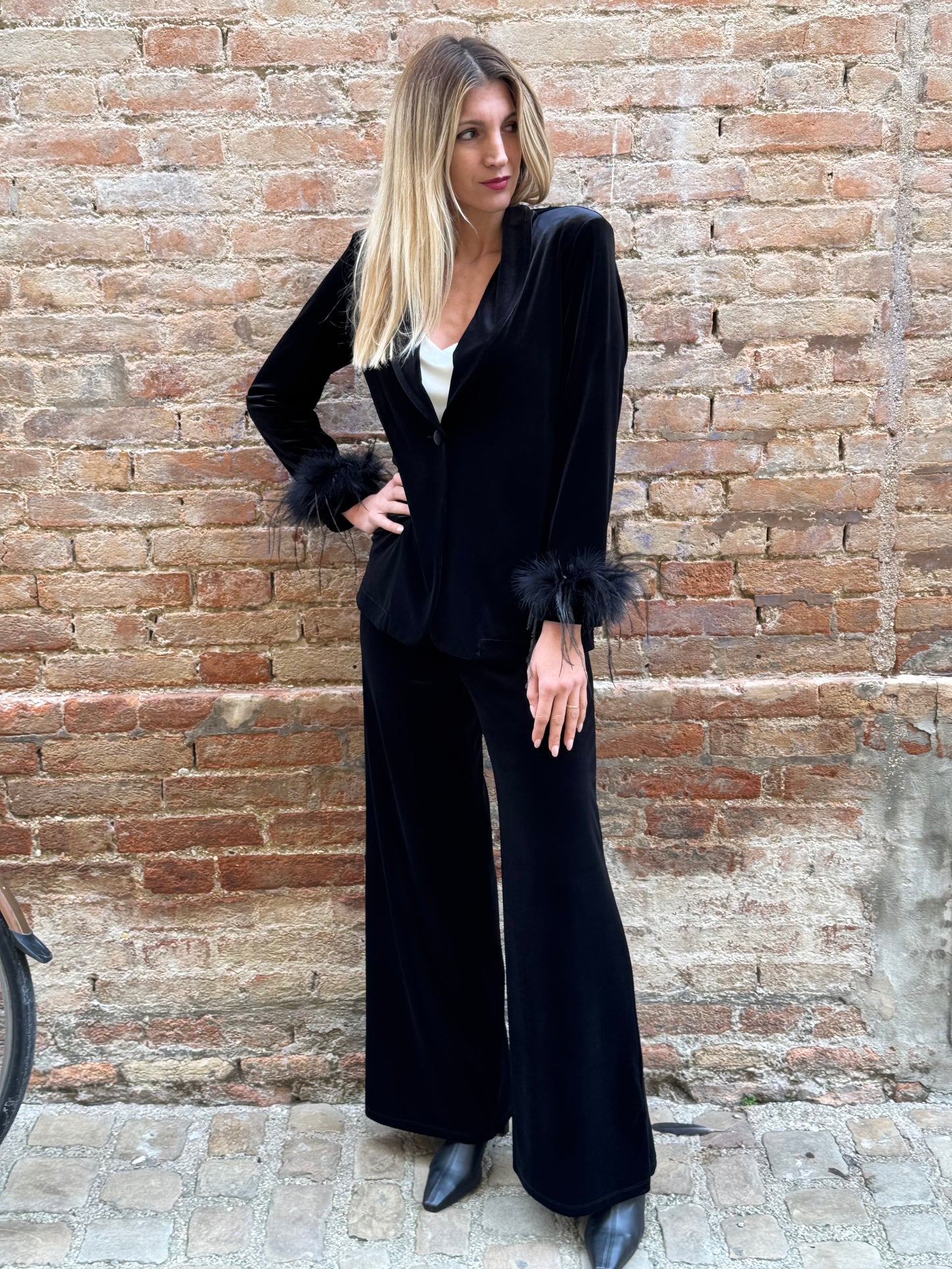 Tensione In completo velluto liscio con piume nelle manica NERO