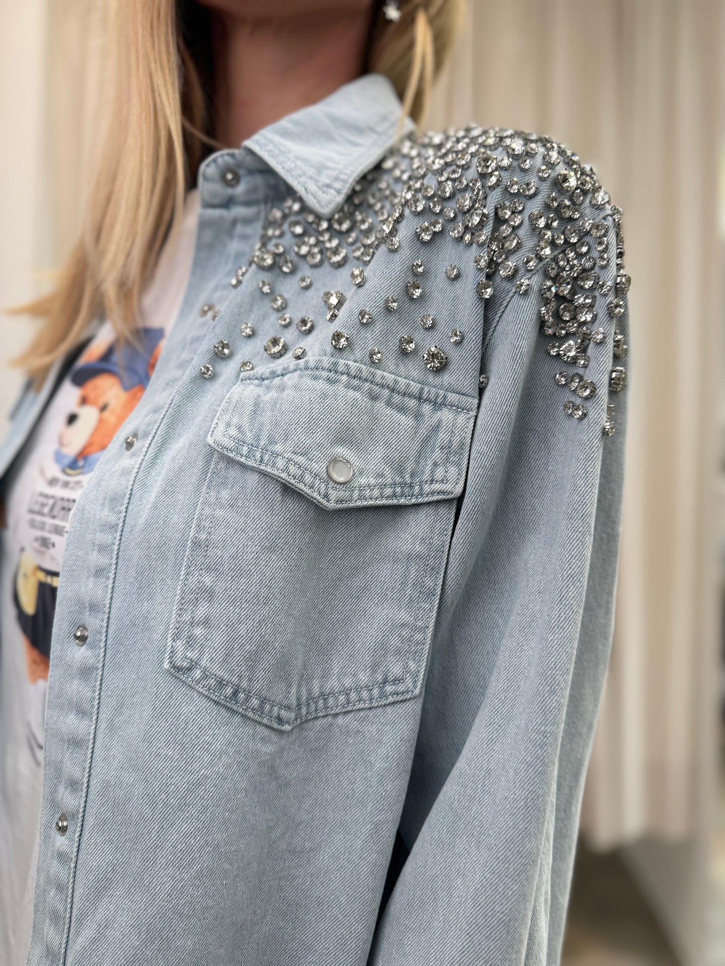 Susy Mix Camicia jeans chiaro con strass spalla DENIM CHIARO