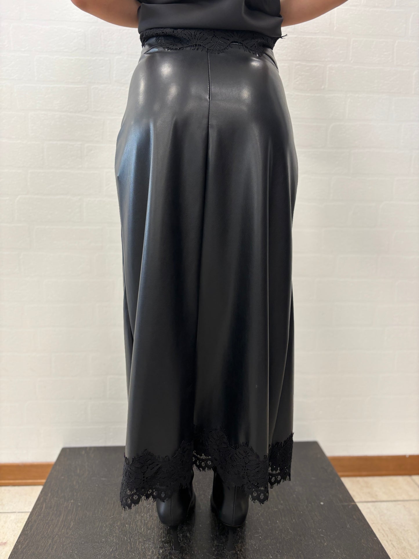 Tensione In Gonna simil pelle con pizzo NERO