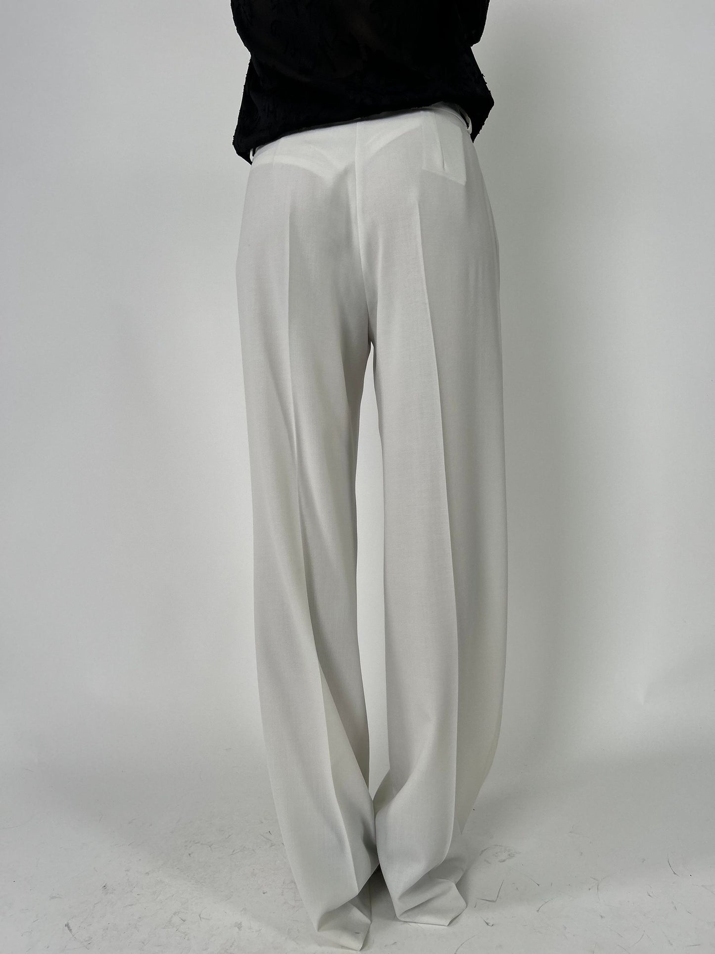 Pantalone largo con passanti e allacciatura ad un bottone più zip