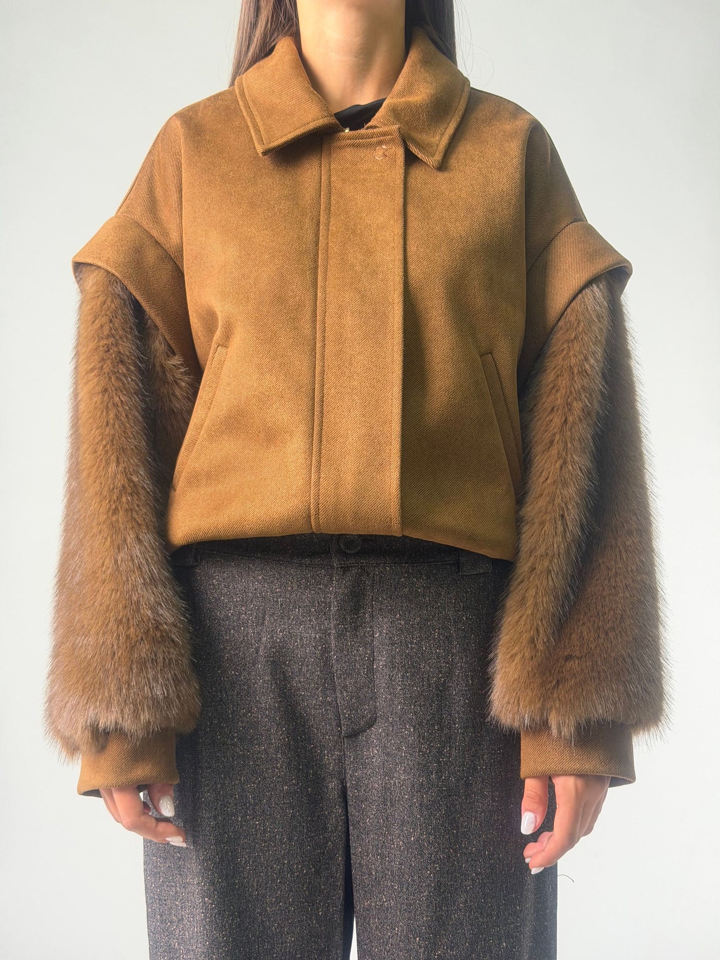 Giubbino cropped con maniche in ecopelliccia