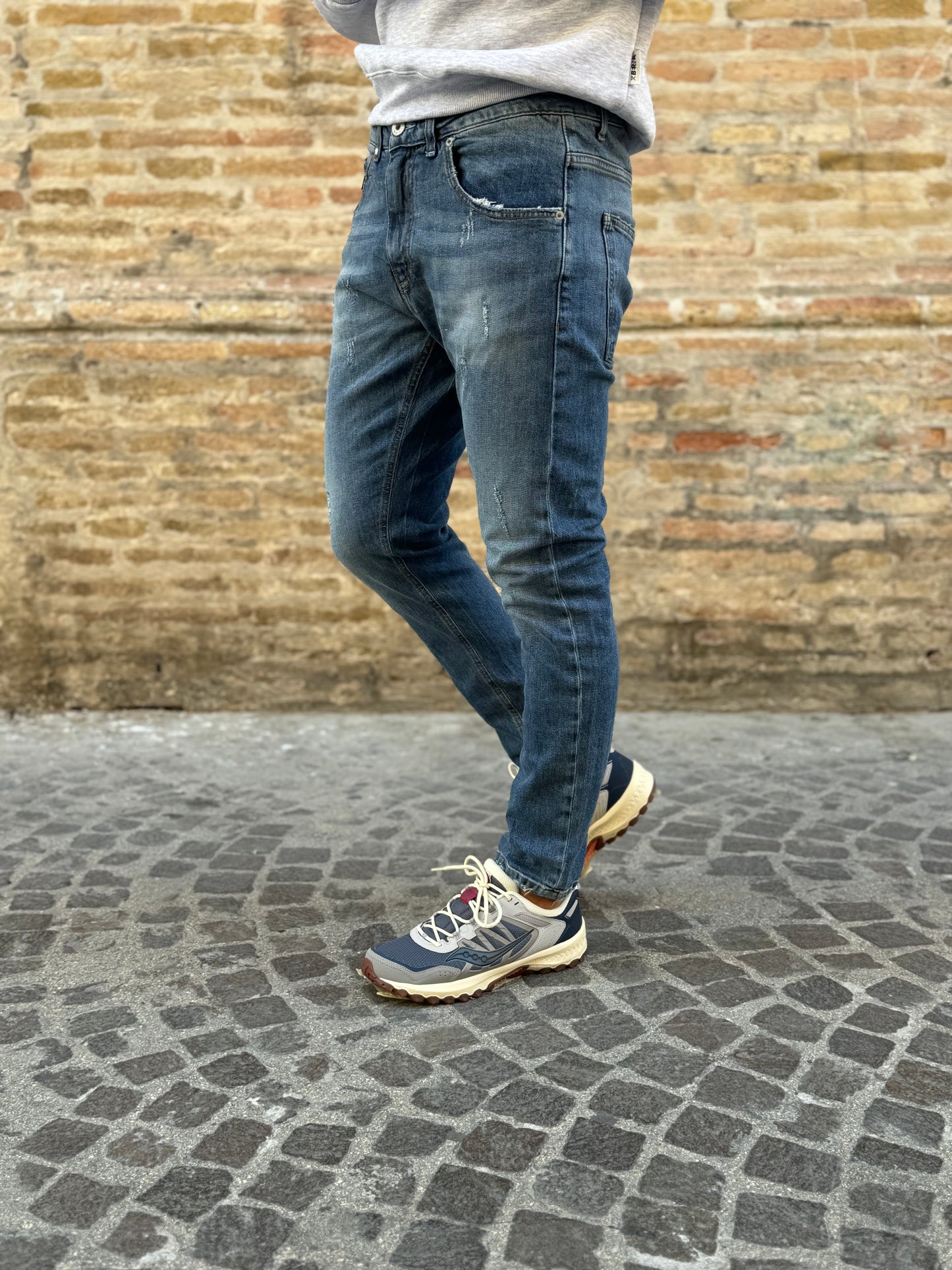 BL11 Jeans chiaro leggeri strappetti