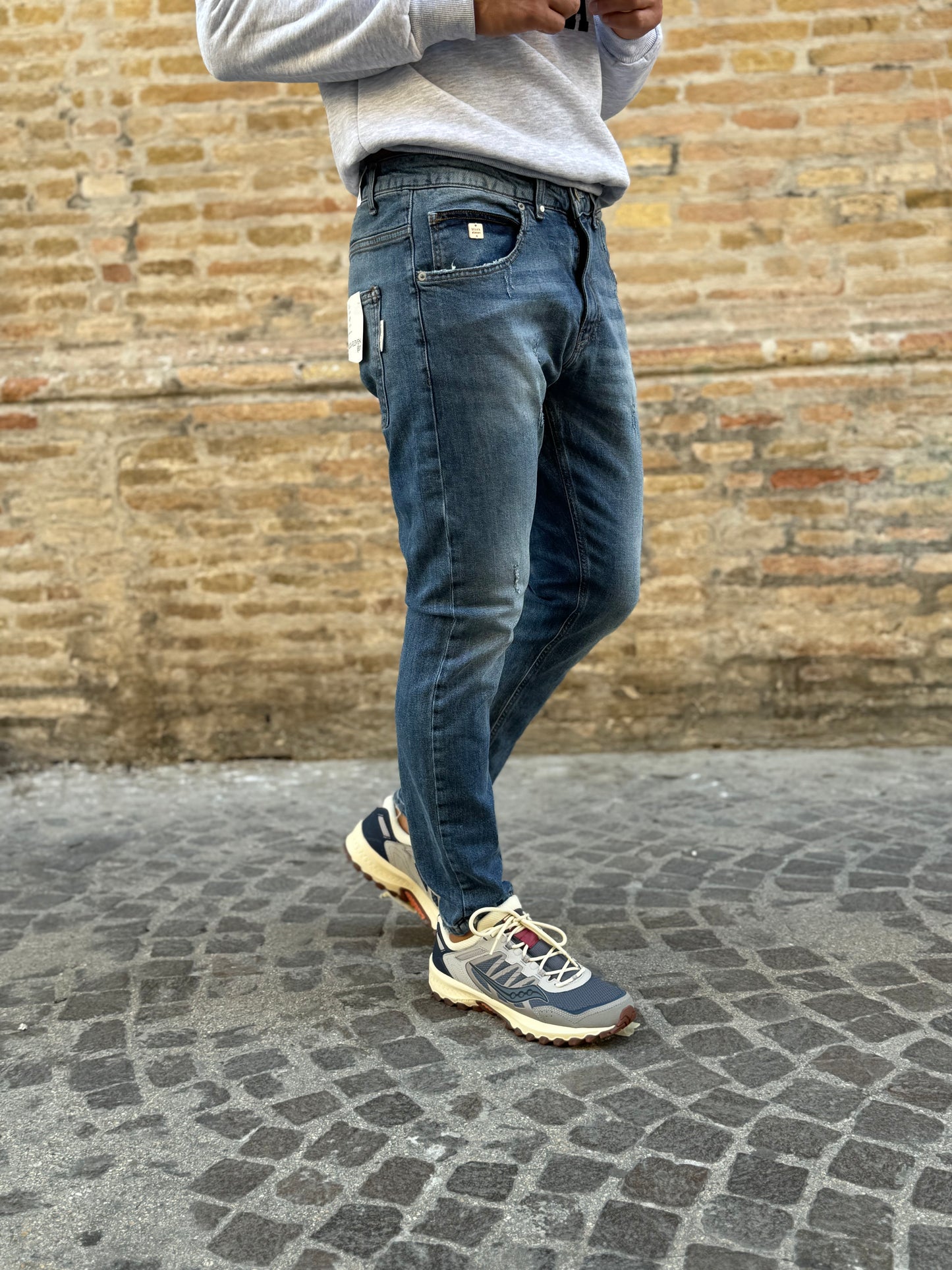 BL11 Jeans chiaro leggeri strappetti