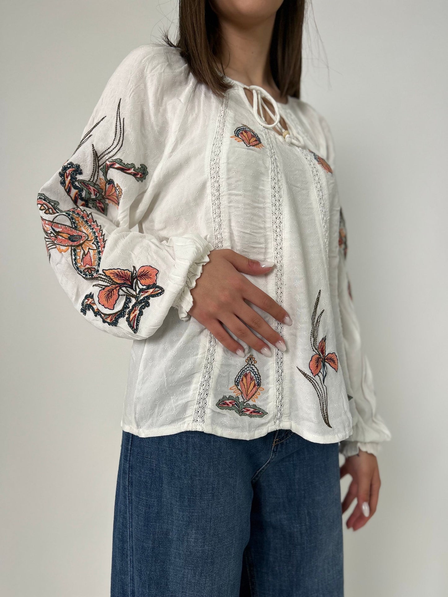 Blusa ml con ricami colorati