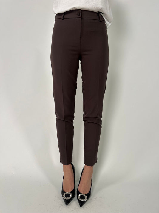 Pantalone a sigaretta con piccolo spacco alla caviglia