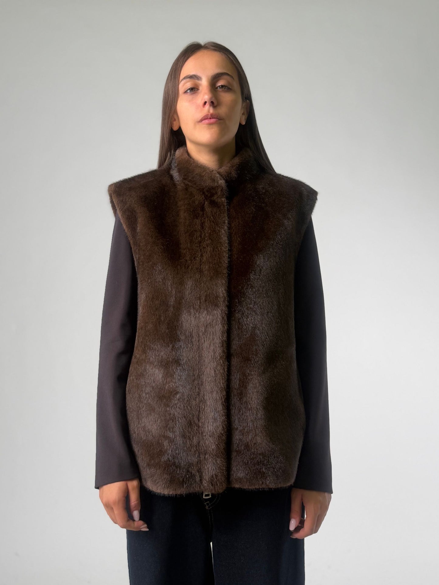 Simil pelliccia smanicata con spacchi