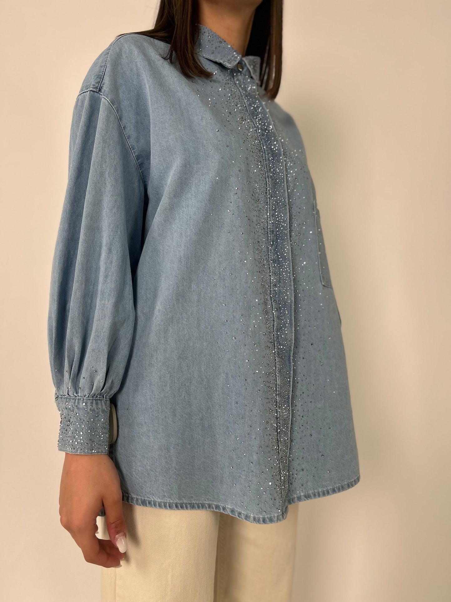 Camicia ml in jeans chiaro con taschino e punti luce
