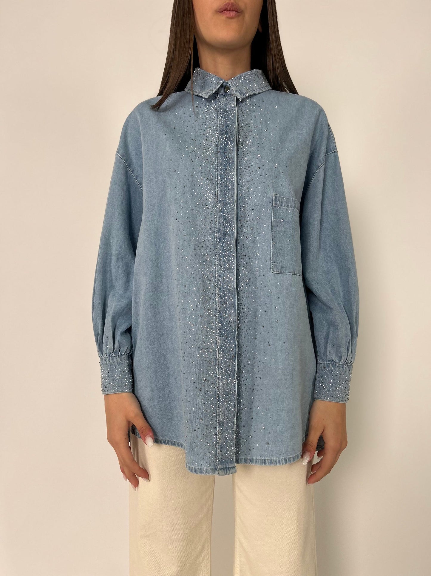Camicia ml in jeans chiaro con taschino e punti luce