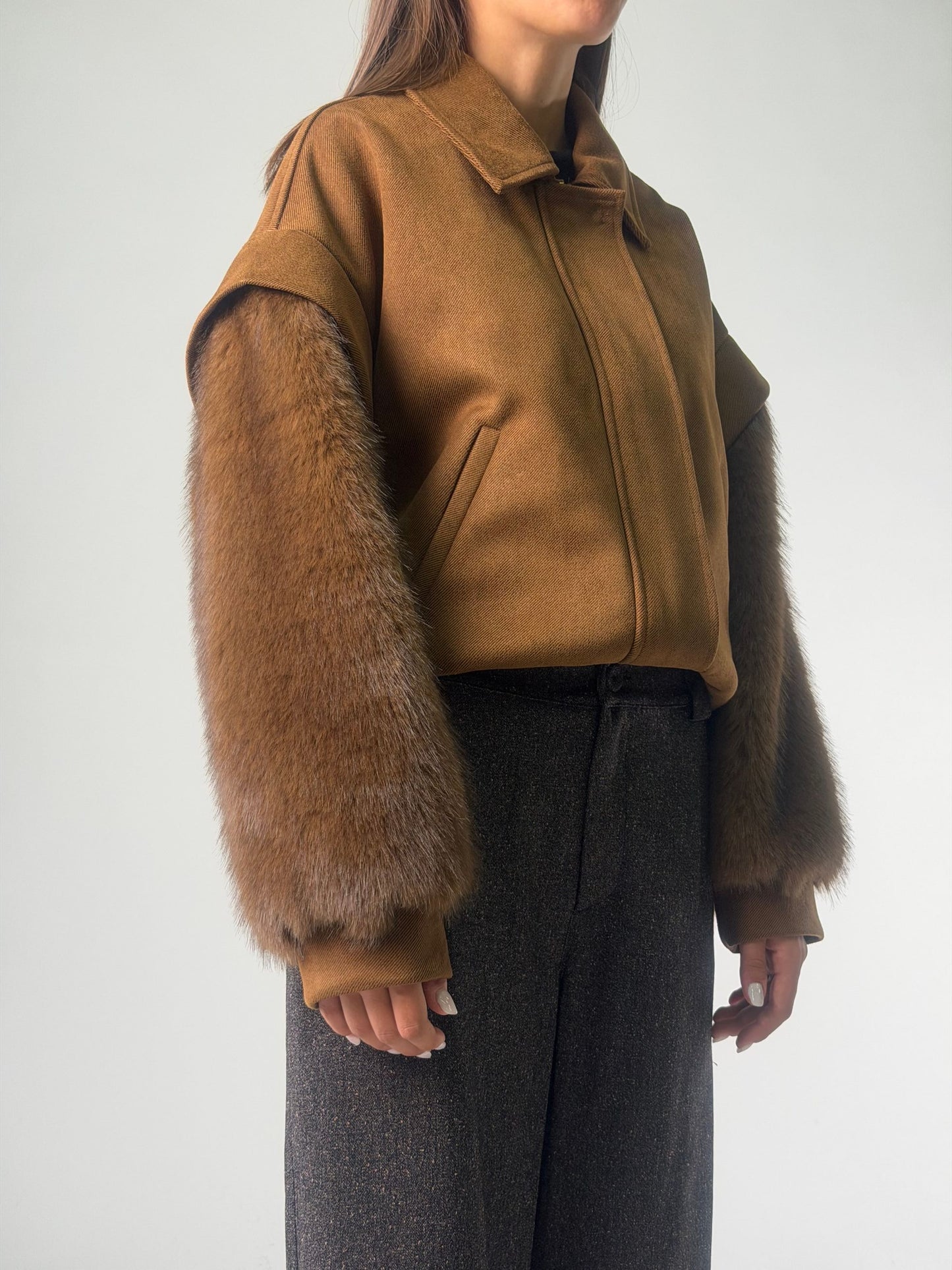 Giubbino cropped con maniche in ecopelliccia