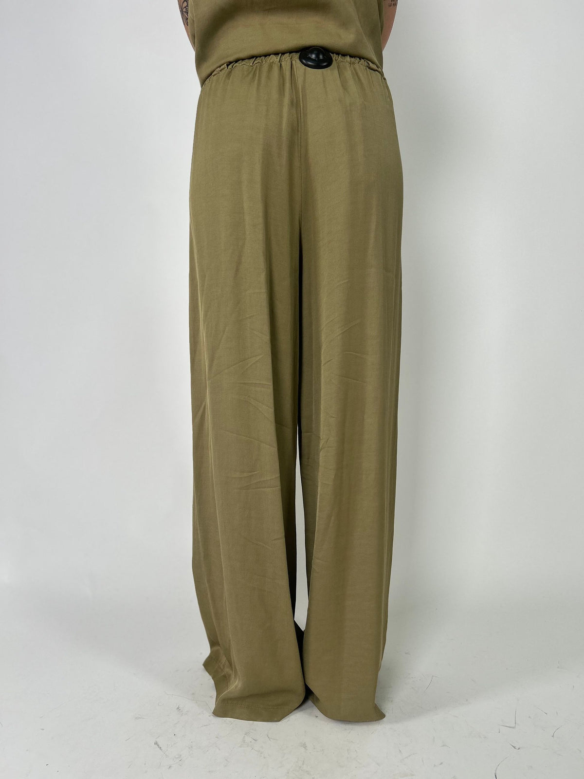 Pantalone palazzo con pince e passanti