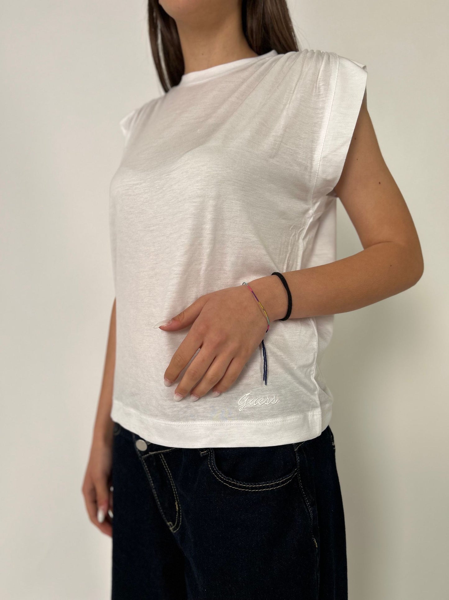 T-shirt giromanica con arricciatura sulla spalla