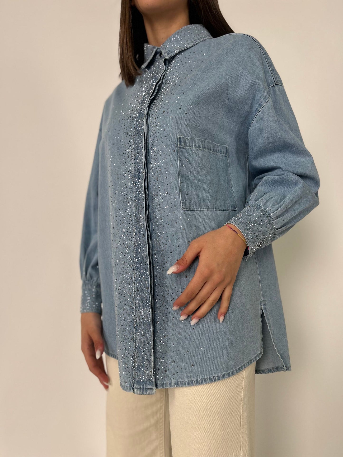 Camicia ml in jeans chiaro con taschino e punti luce