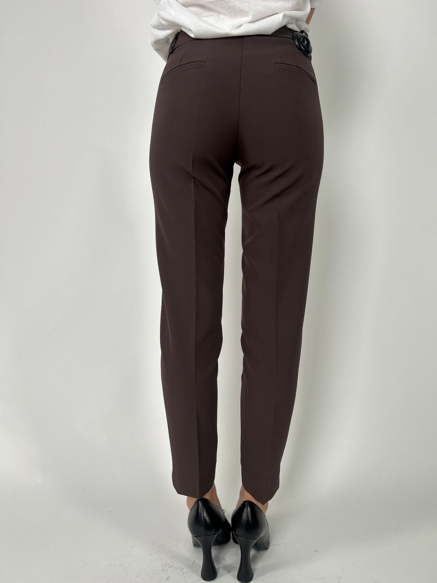 Pantalone a sigaretta con piccolo spacco alla caviglia