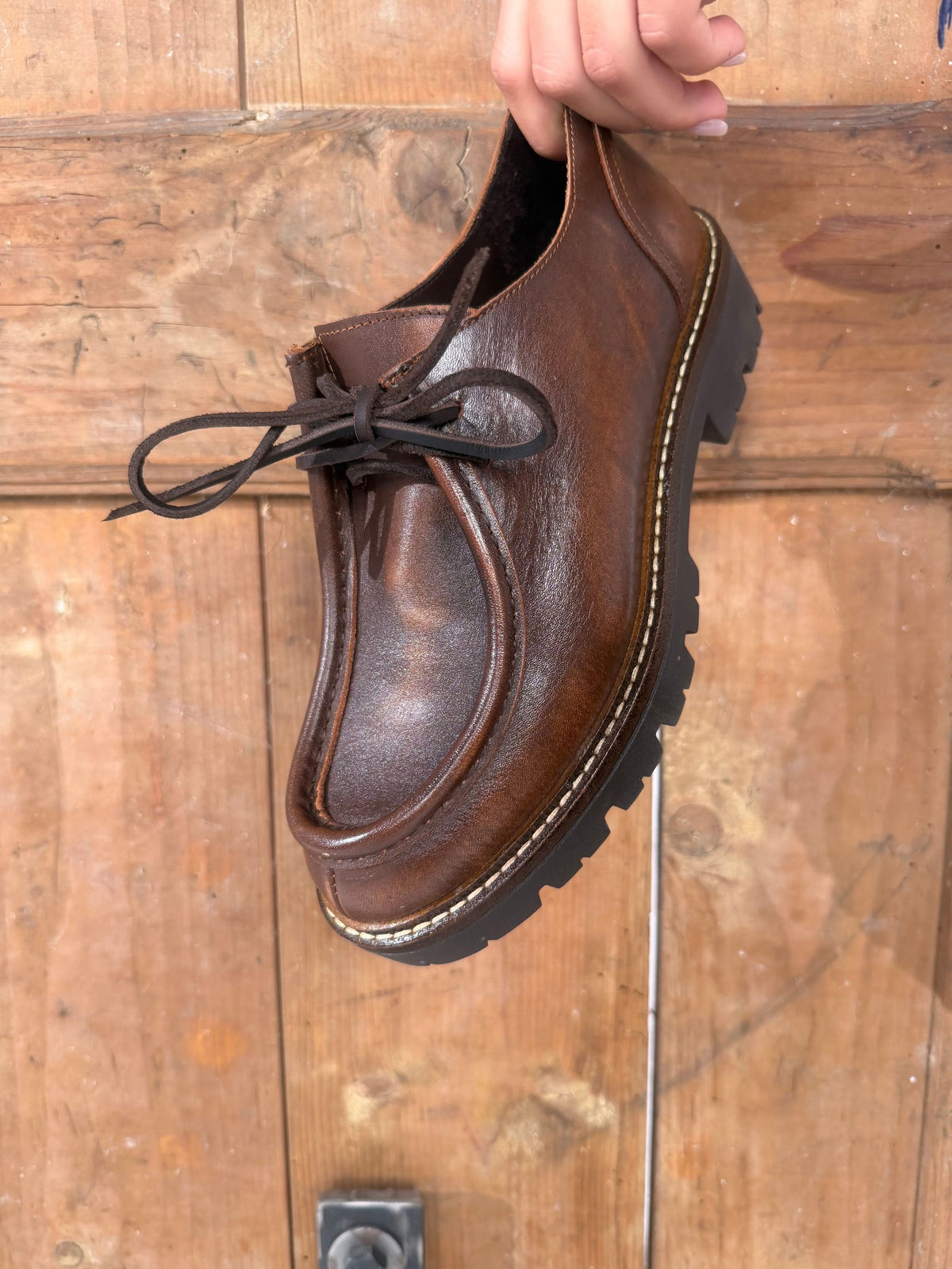Mocassino stringato con fondo carrarmato