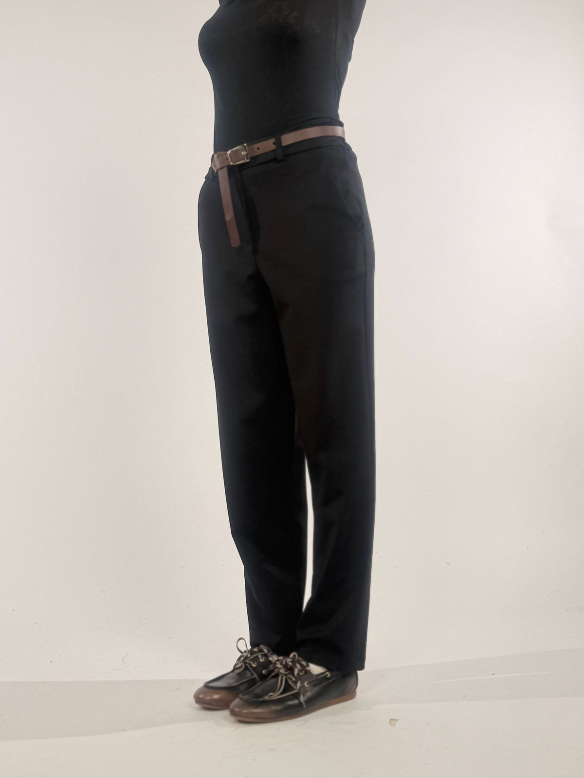 Pantalone elastico dietro alla vita