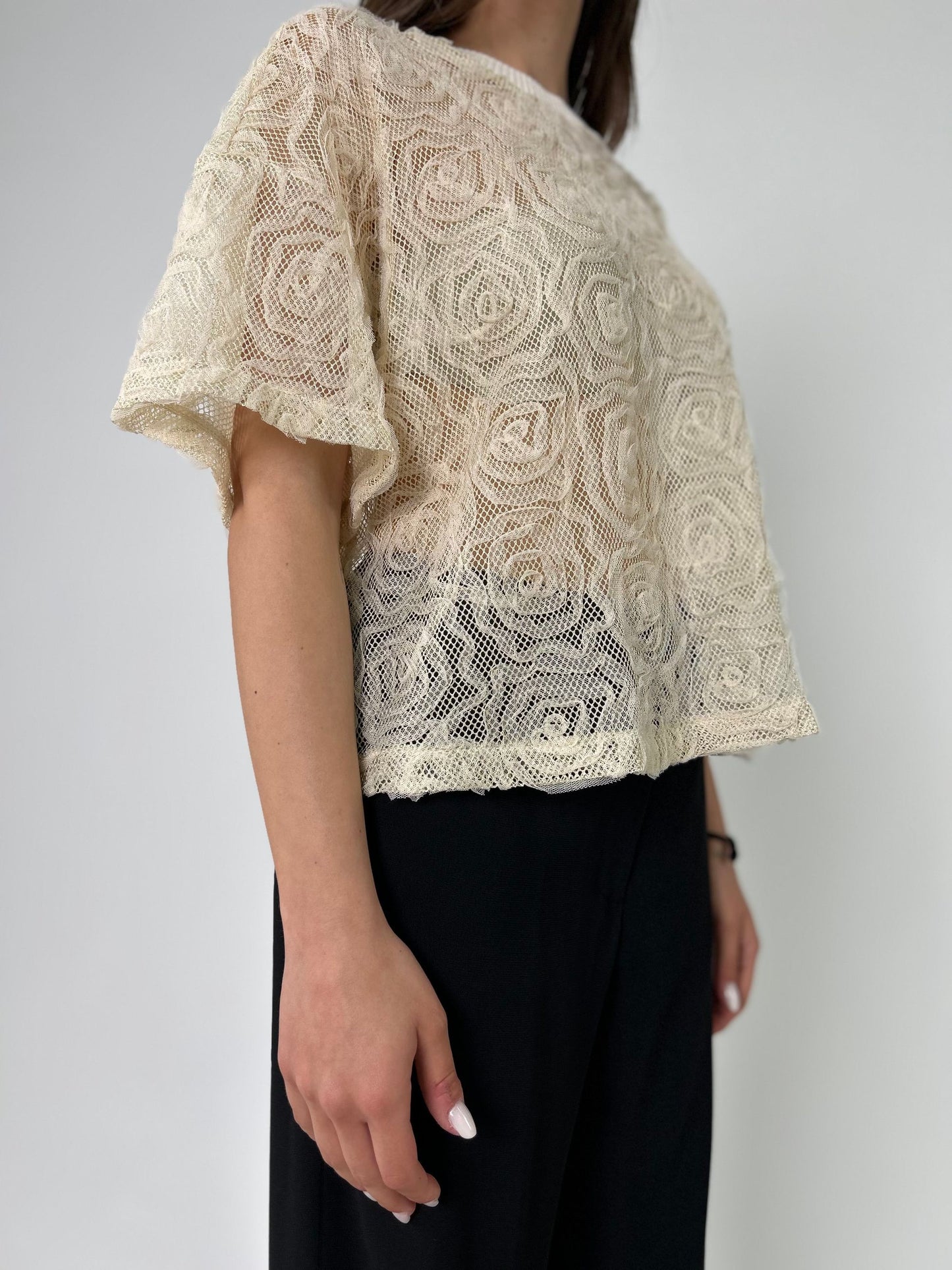 T-shirt mm operata modello cropped
