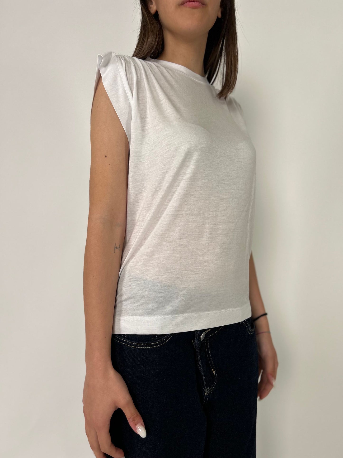 T-shirt giromanica con arricciatura sulla spalla