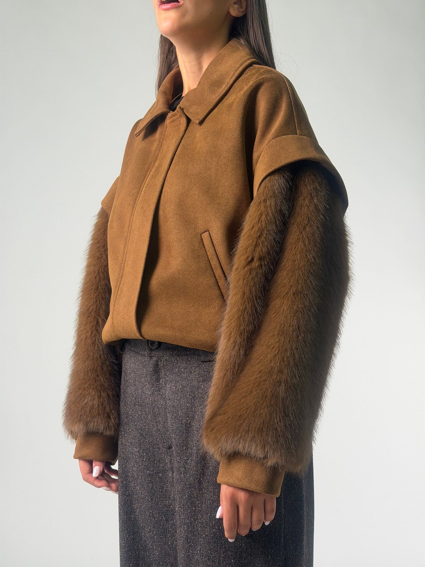 Giubbino cropped con maniche in ecopelliccia