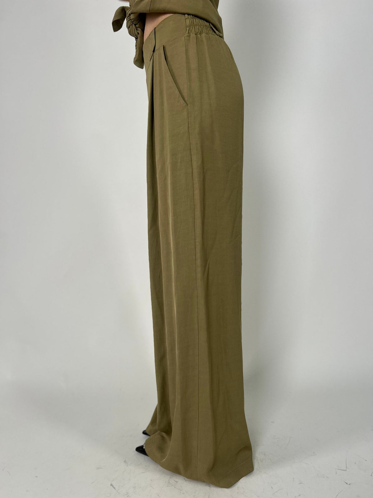 Pantalone palazzo con pince e passanti
