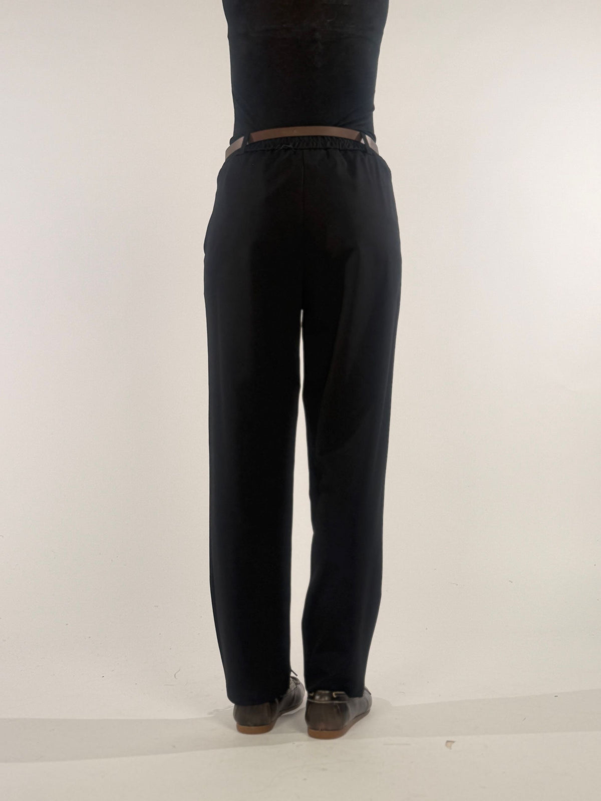 Pantalone elastico dietro alla vita