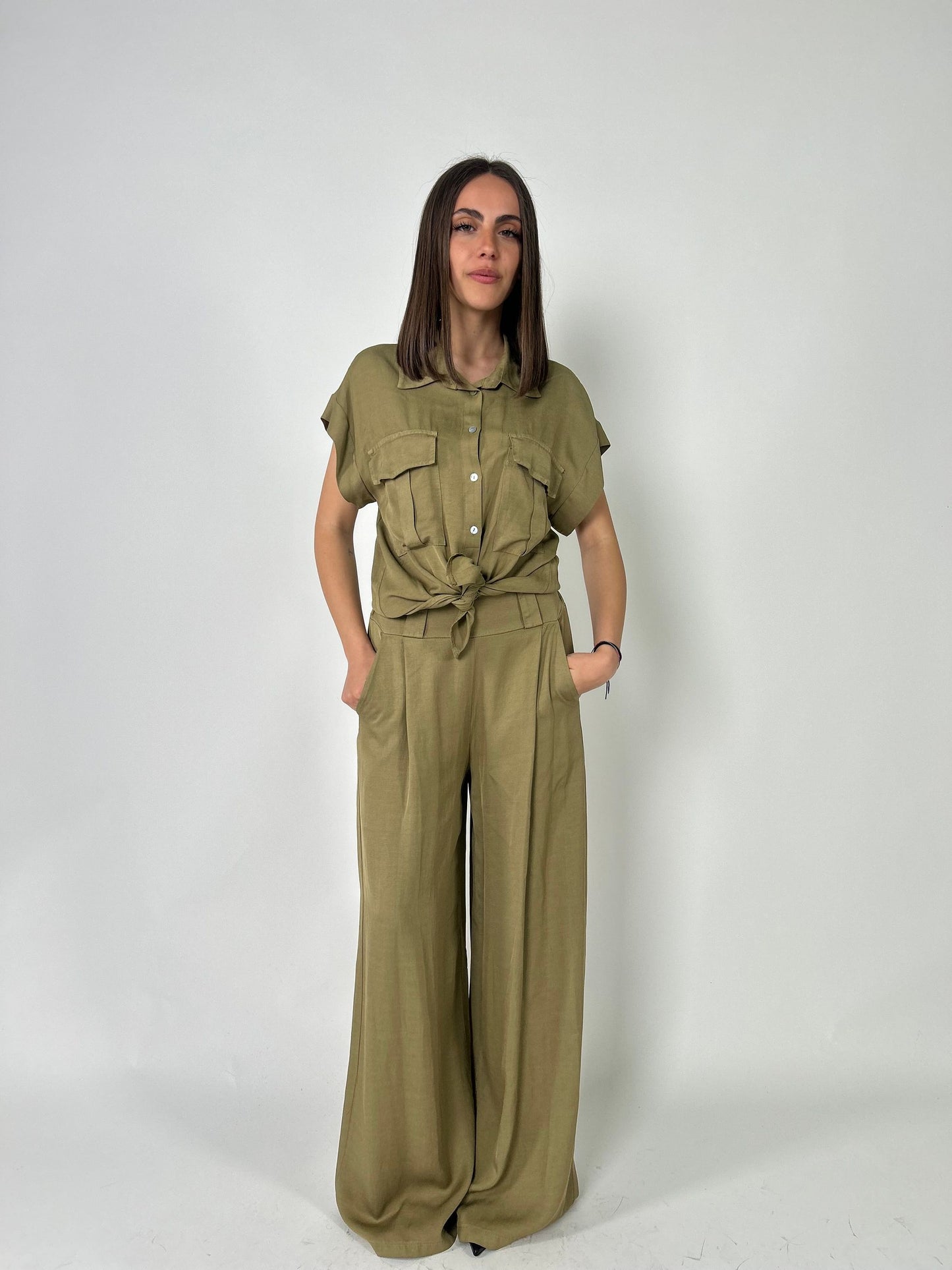 Pantalone palazzo con pince e passanti