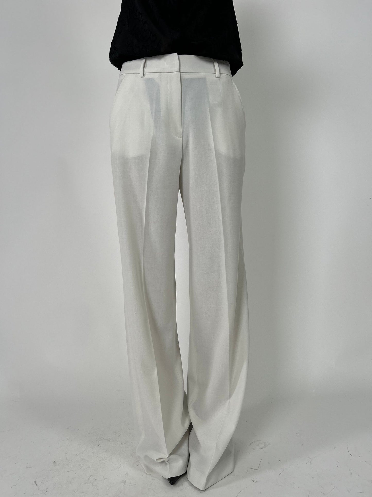 Pantalone largo con passanti e allacciatura ad un bottone più zip