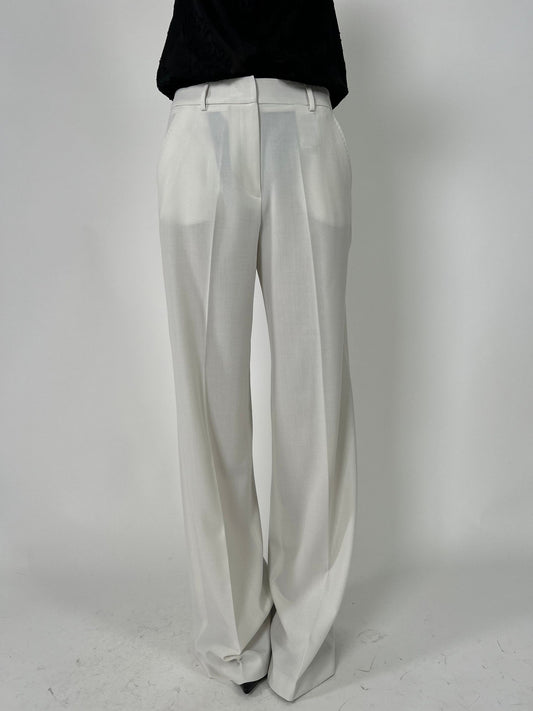 Pantalone largo con passanti e allacciatura ad un bottone più zip