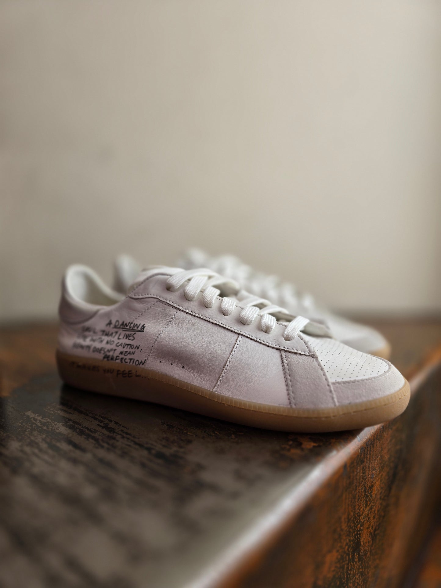 Patrizia Pepe Sneakers SKIN in nappa con lettering BIANCO/ORO