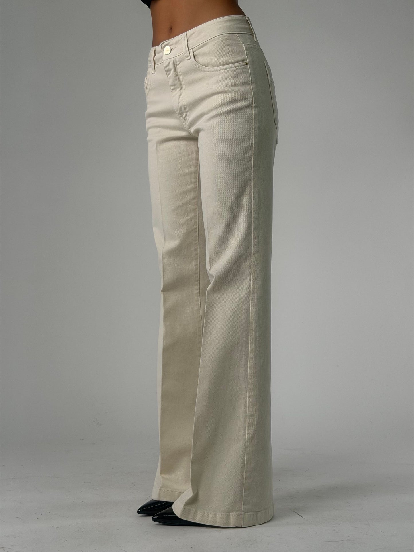 Pantalone  a zampa modello cinque tasche