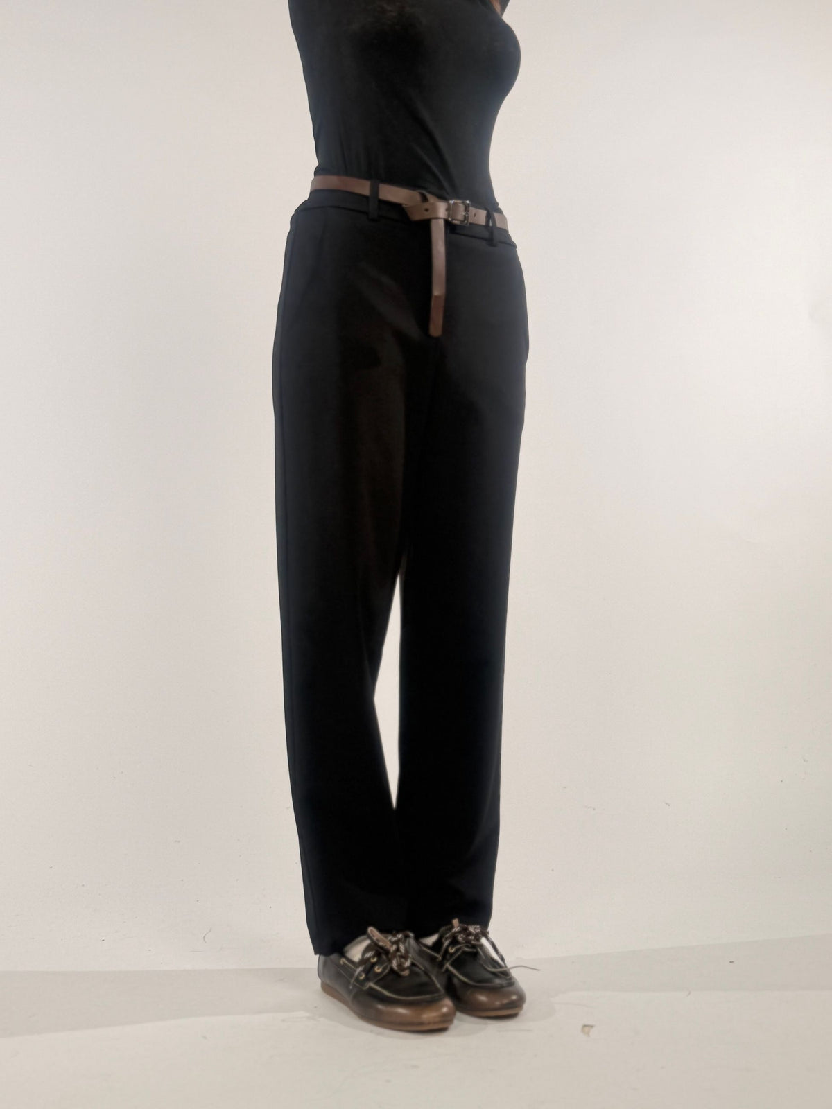 Pantalone elastico dietro alla vita